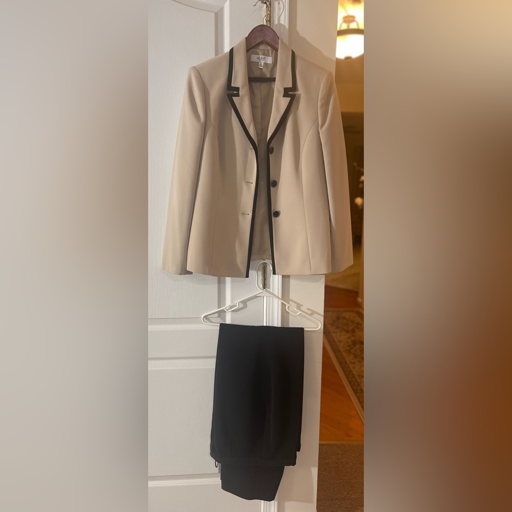 Women’s Long Sleeve 2 piece Tan & Black Le Suit Business Pant Suit